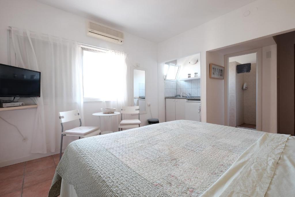 TV a/nebo společenská místnost v ubytování Gil's Guest Rooms