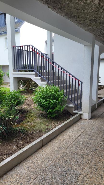 una escalera que conduce a un edificio con barandilla en Appartement port de Vannes en Vannes
