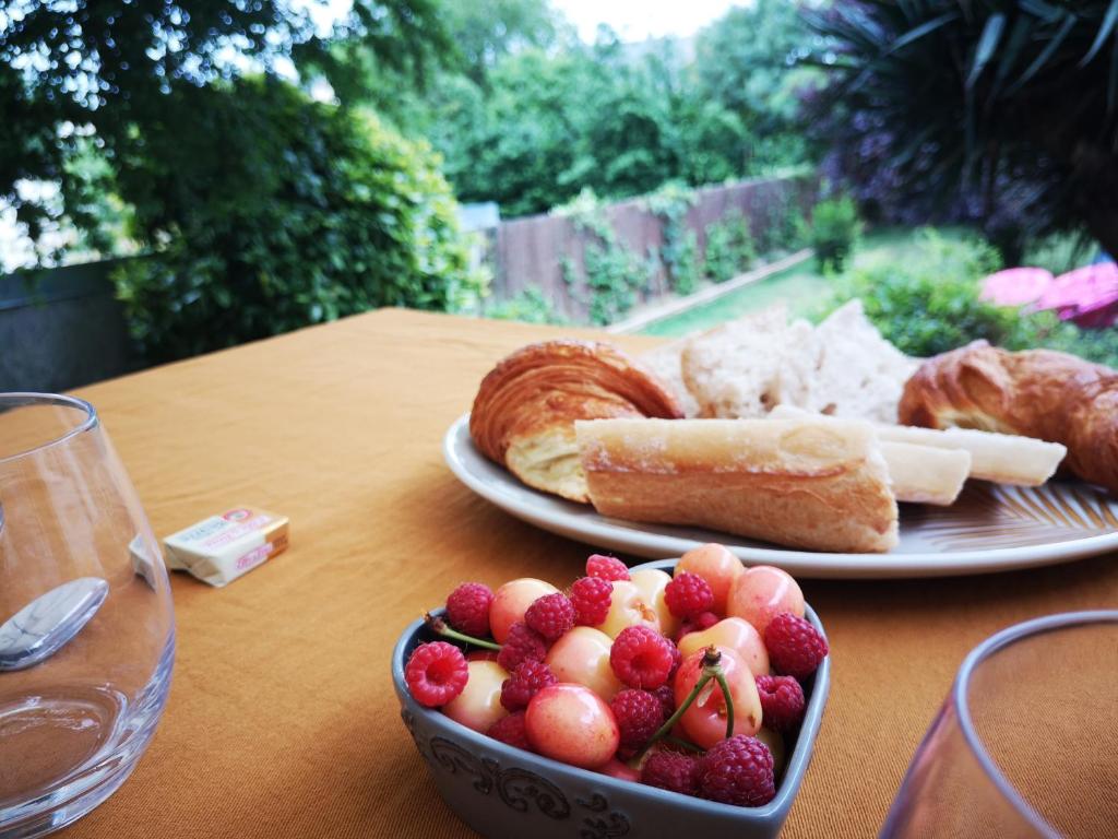 Jedlo v ubytovaní bed & breakfast alebo blízkom okolí