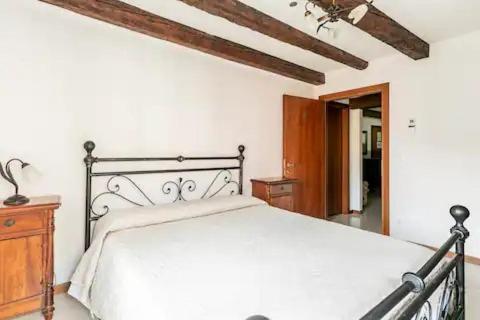 1 dormitorio con cama blanca y tocador de madera en Sweet Venice - checkin at "Alloggi SS Giovanni e Paolo", en Venecia