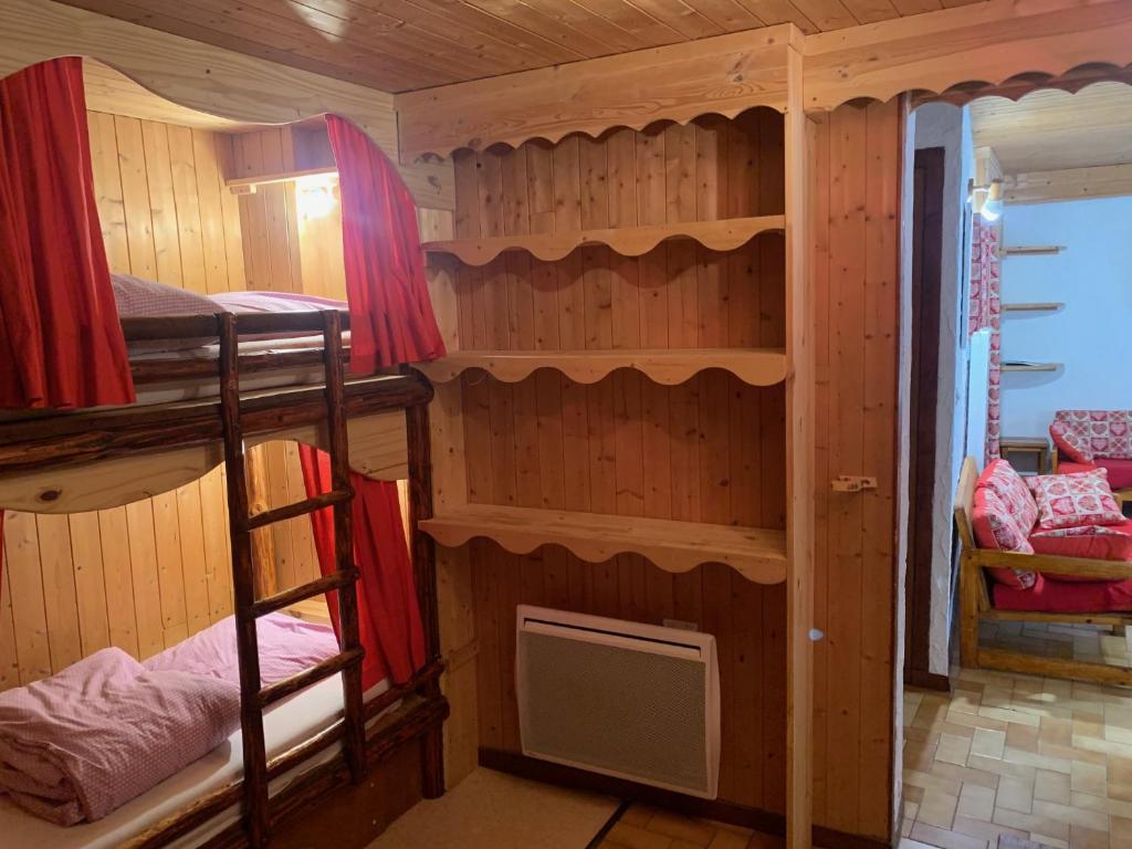 a room with bunk beds in a cabin at Le p&#39;tit coin montagne 3 in Bonneval-sur-Arc