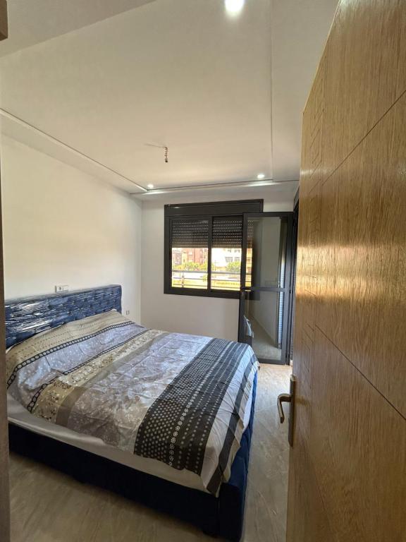 薩伊迪耶的住宿－Appartement Relax Saidia，一间卧室设有一张床和一个窗口
