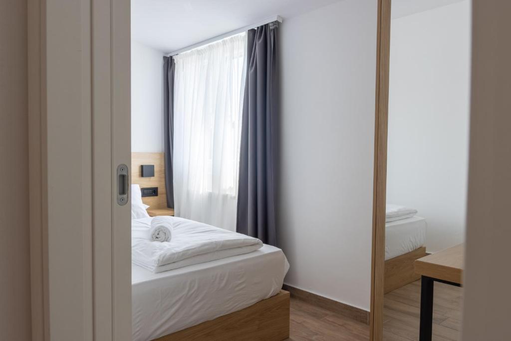 Postel nebo postele na pokoji v ubytování Apartments & rooms Stella Adriatica