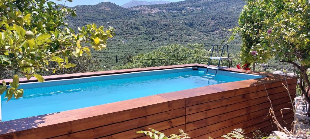 una piscina con una montaña en el fondo en Villa Sarichel en Nikithianós