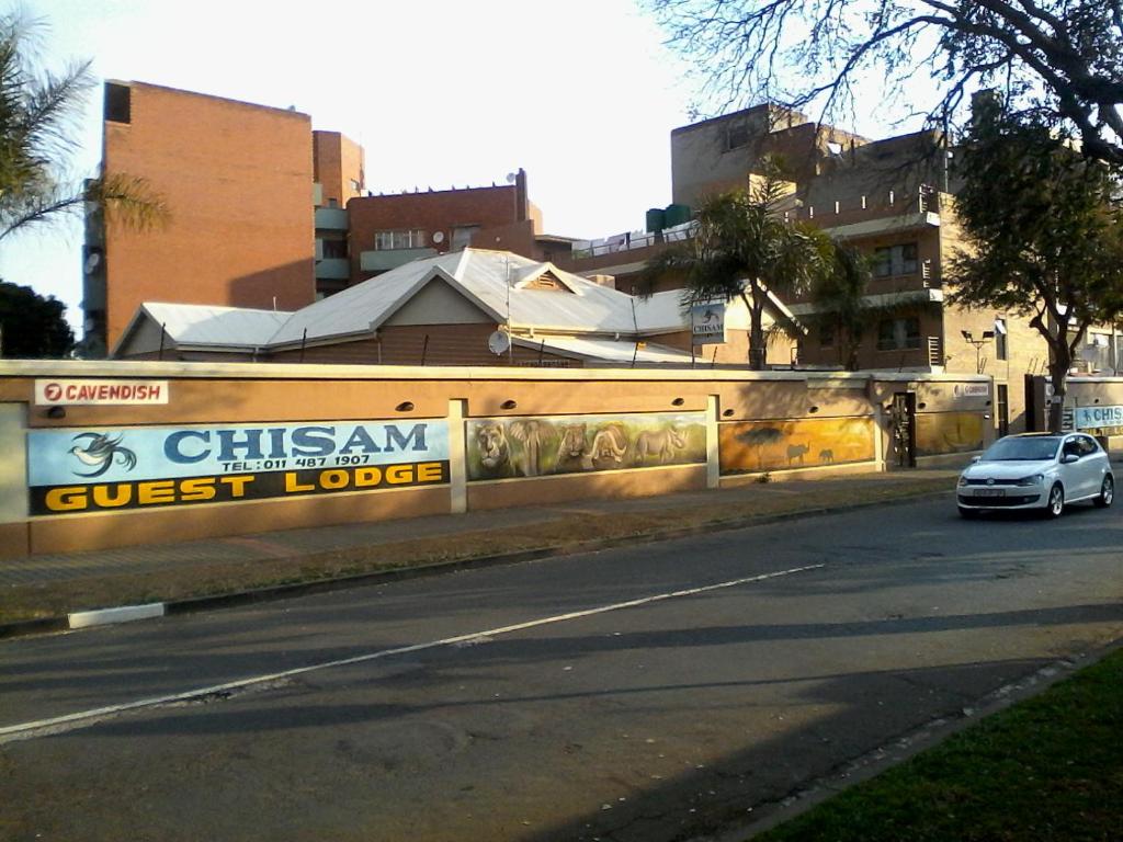 um carro estacionado ao lado de uma rua em Chisam Guest Lodge Pty Ltd em Joanesburgo