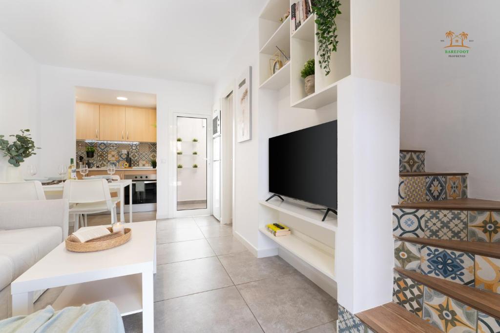 Televízia a/alebo spoločenská miestnosť v ubytovaní Sunnyside Bungalow