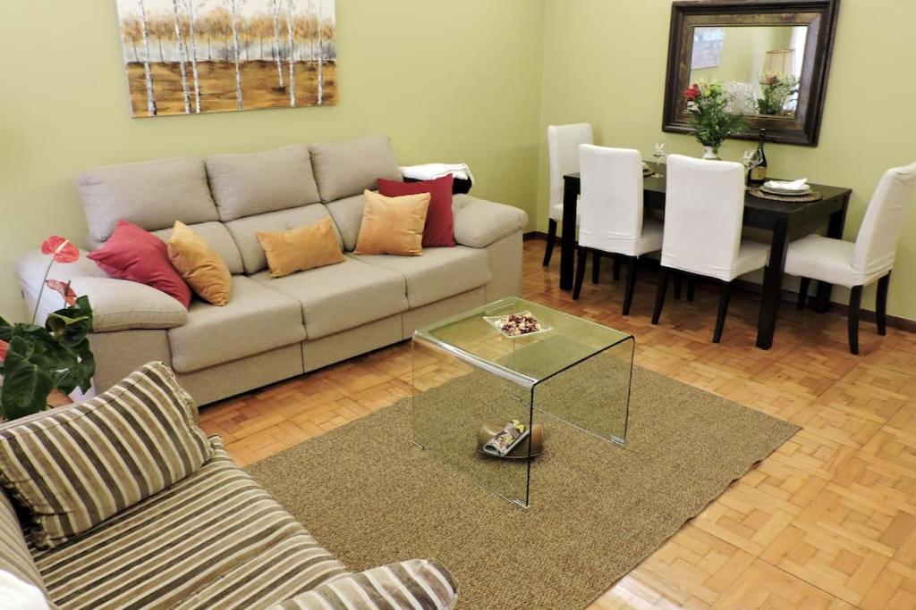 uma sala de estar com um sofá e uma mesa em Luminoso apartamento en Grado, cerca de Oviedo em Grado