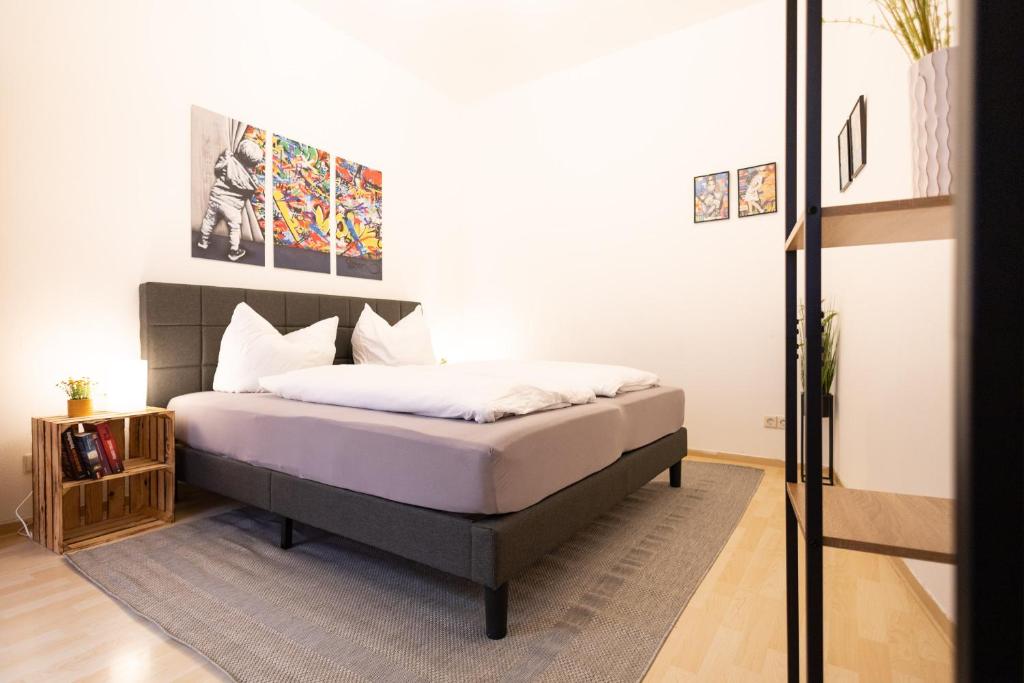 Postel nebo postele na pokoji v ubytování Ko-Living Space an der Oper - Street Art Design Apartments