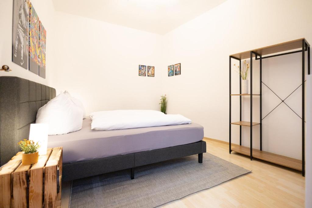 Postel nebo postele na pokoji v ubytování Ko-Living Space an der Oper - Street Art Design Apartments