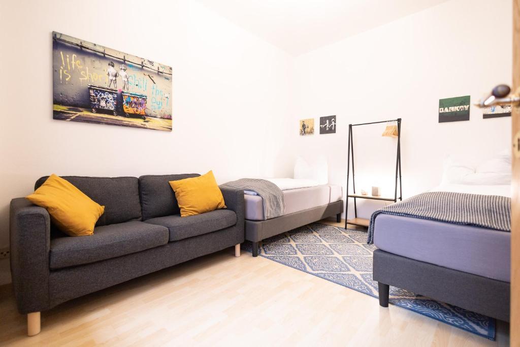 Postel nebo postele na pokoji v ubytování Ko-Living Space an der Oper - Street Art Design Apartments