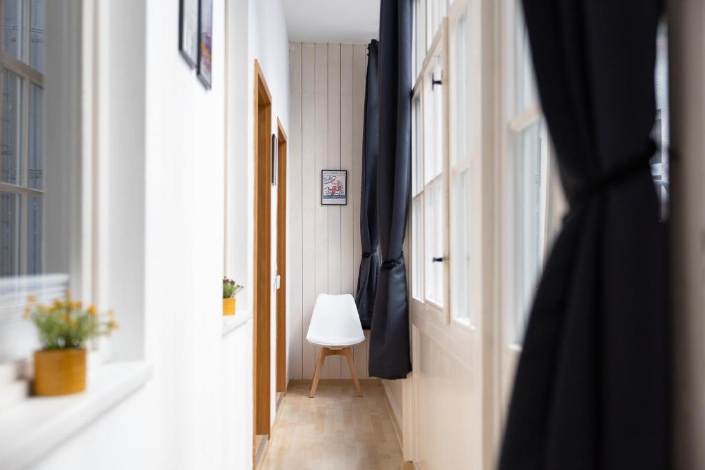 Postel nebo postele na pokoji v ubytování Ko-Living Space an der Oper - Street Art Design Apartments