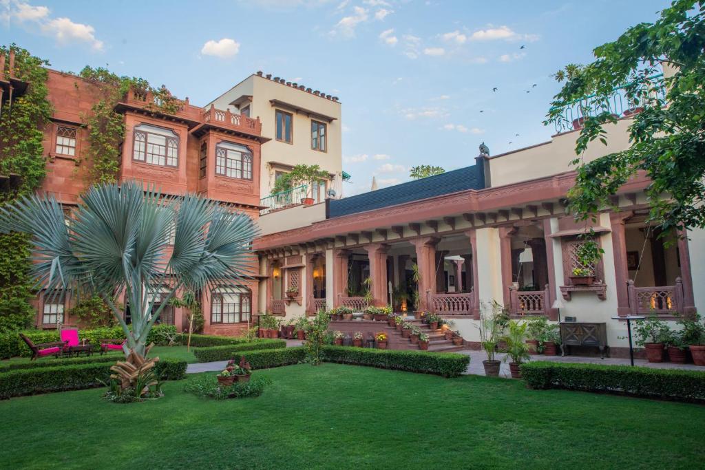 an exterior view of a building with a yard at Daspan House in Jodhpur