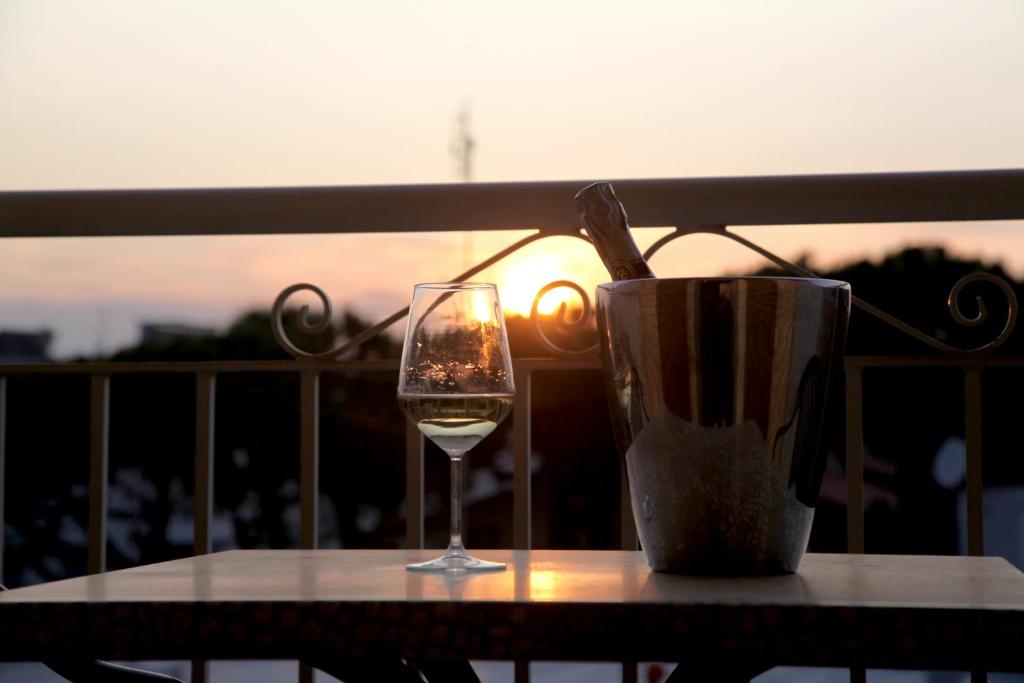 Nápoje v ubytování Hotel Alfa anche con SPIAGGIA INCLUSA