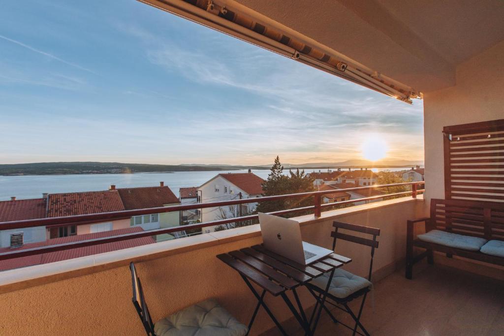 Hello Crikvenica Apartment tesisinde bir balkon veya teras