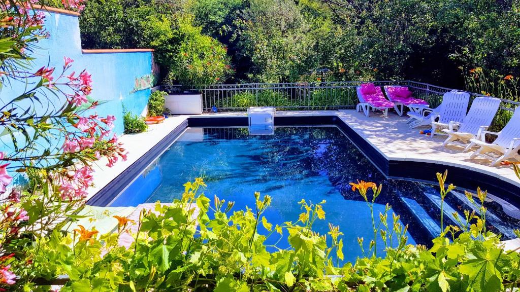 Bazén v ubytování 80 m2 appartement indépendant, 4 personnes et plus, piscine et jardin Direct Gare Aéroport nebo v jeho okolí