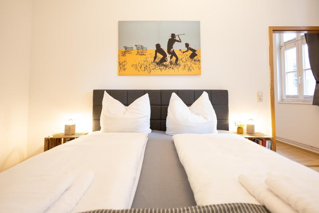 Postel nebo postele na pokoji v ubytování Ko-Living Space an der Oper - Street Art Design Apartments
