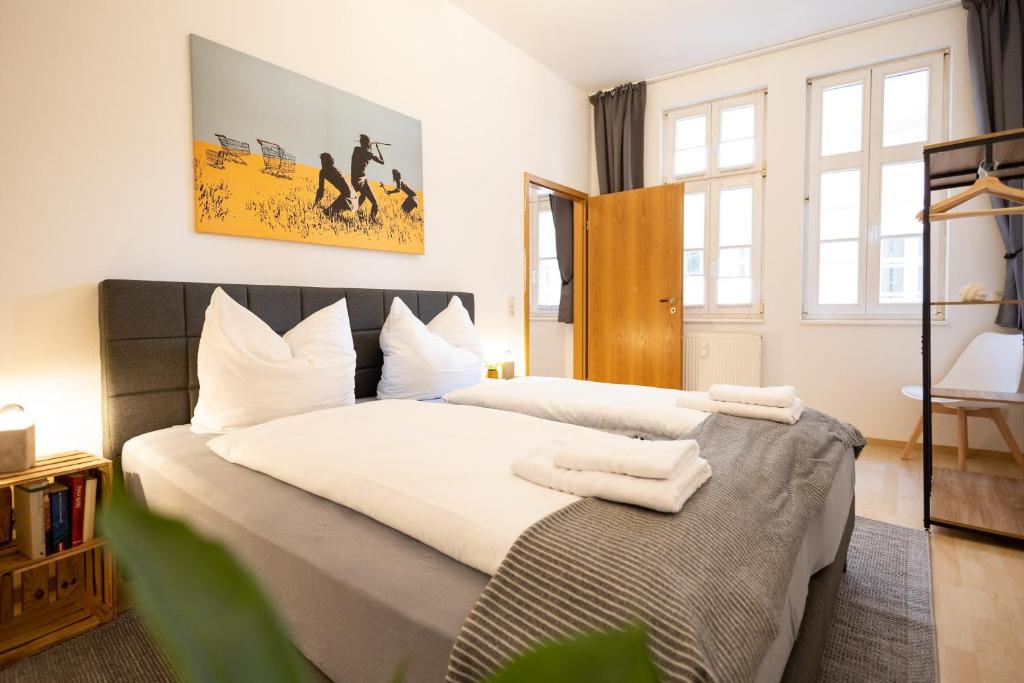 Postel nebo postele na pokoji v ubytování Ko-Living Space an der Oper - Street Art Design Apartments