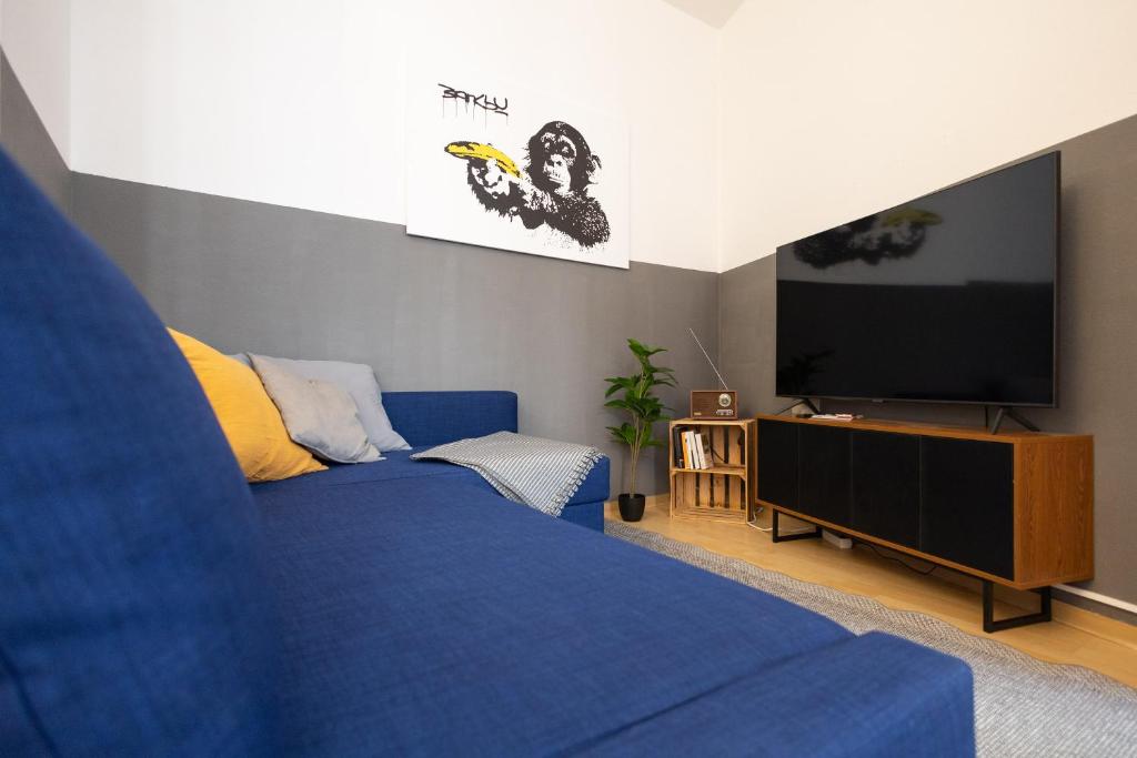 TV a/nebo společenská místnost v ubytování Ko-Living Space an der Oper - Street Art Design Apartments