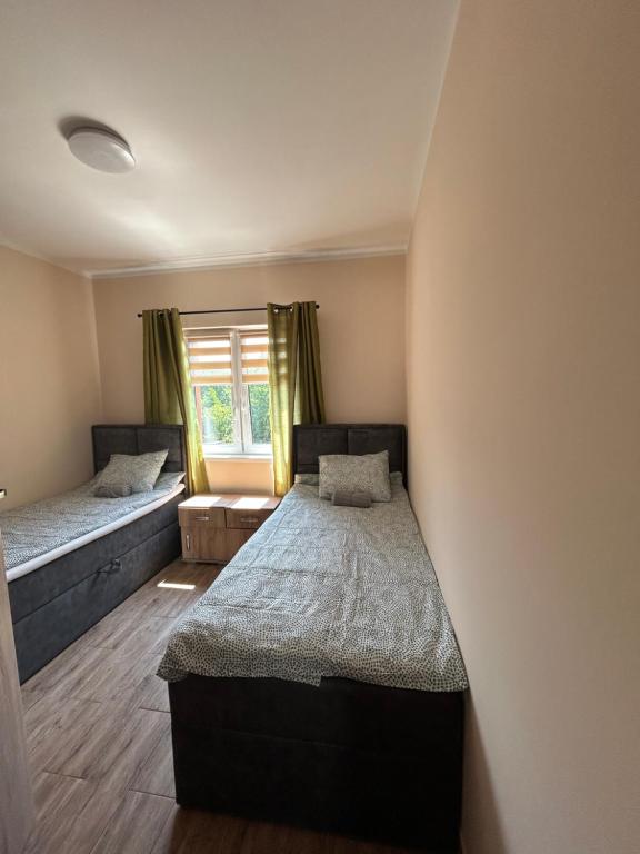 1 Schlafzimmer mit 2 Betten und einem Fenster in der Unterkunft Apartamenty Kalisz Pomorski in Kalisz Pomorski