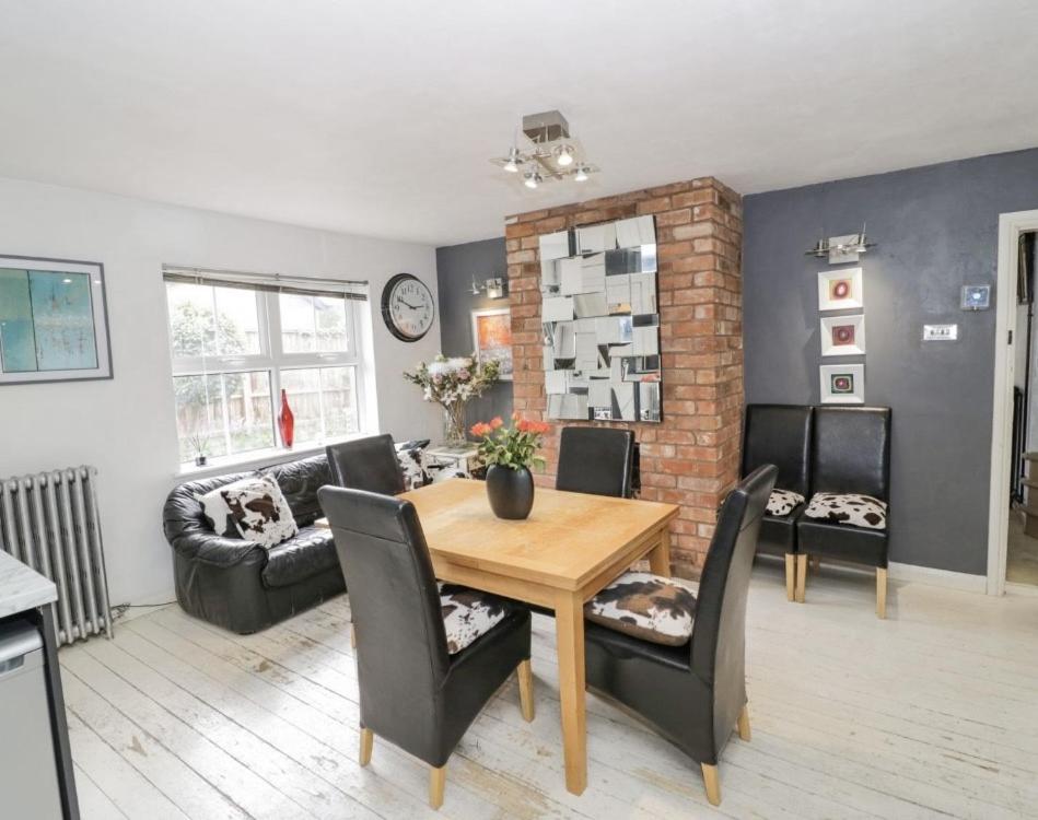 Ruang duduk di Lovely Comfortable 3 Bed Home, Worcester