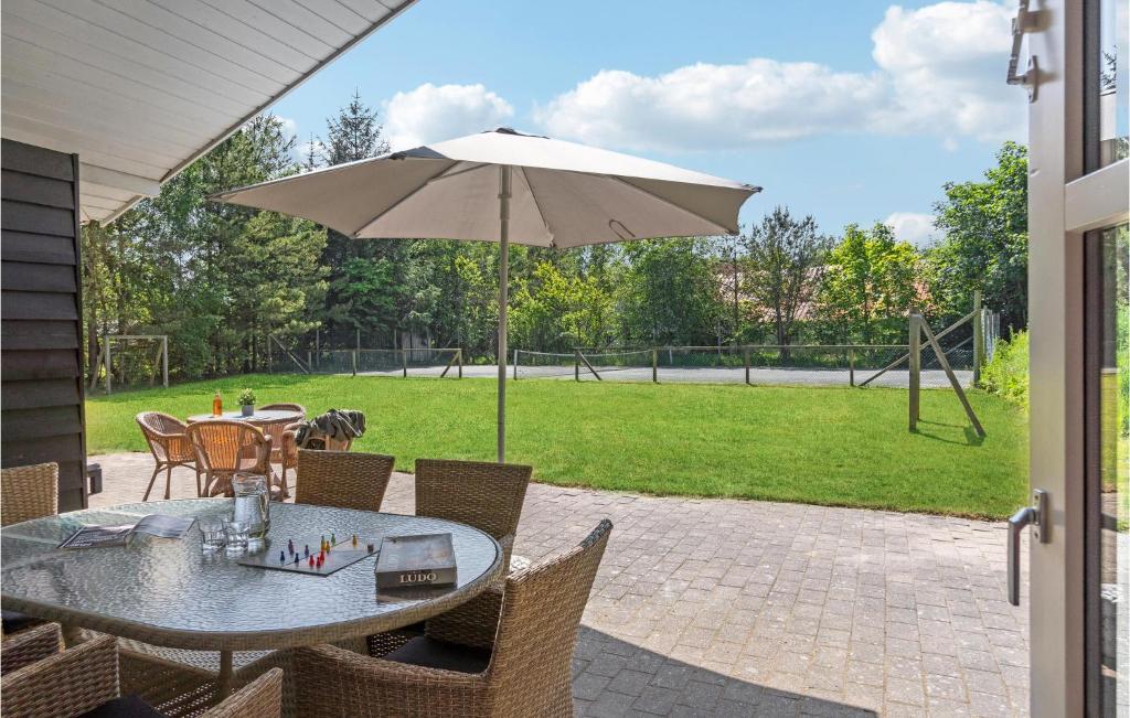 Zahrada ubytování Stunning Home In Jerup With Kitchen