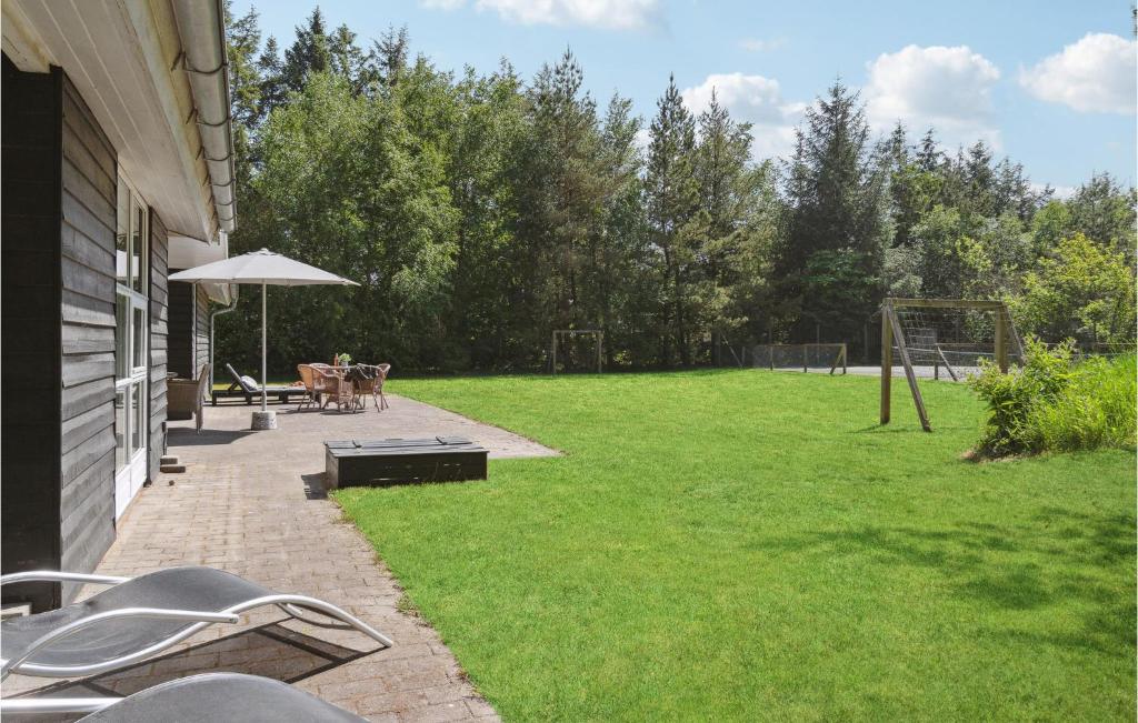Zahrada ubytování Stunning Home In Jerup With Kitchen