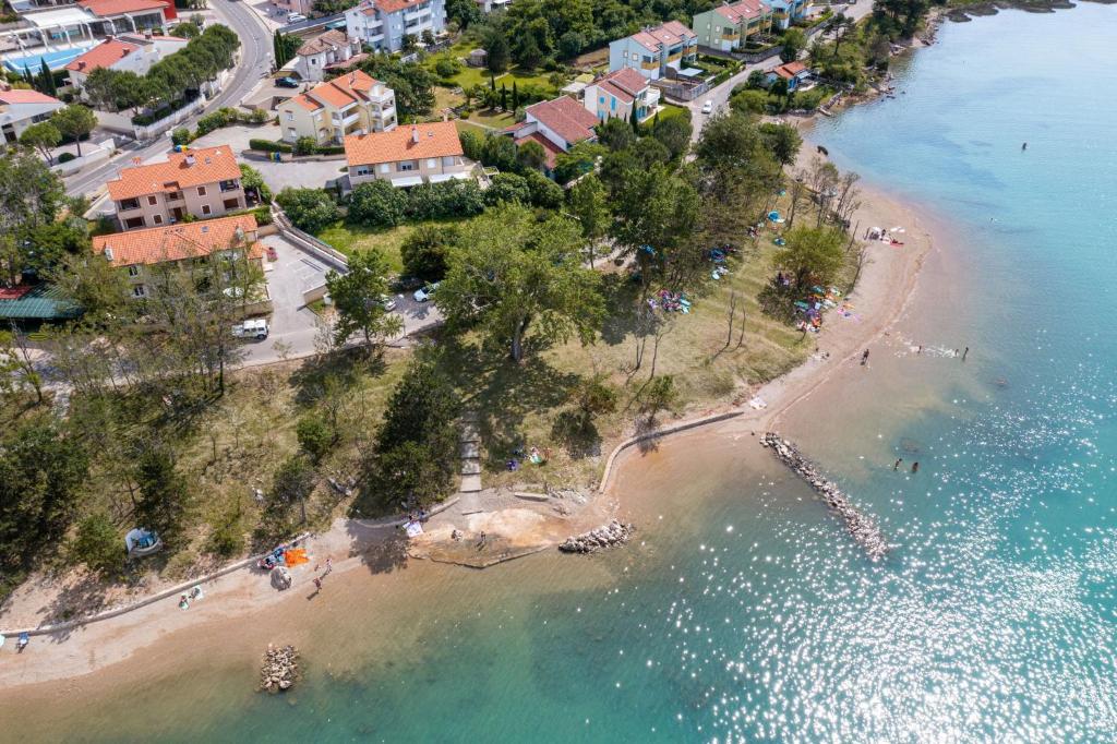 una vista aérea de una playa cerca del agua en Seafront Maris en Dobrinj