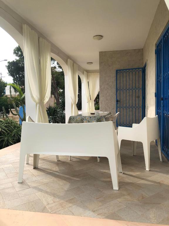 A balcony or terrace at La sirenetta bellicosa