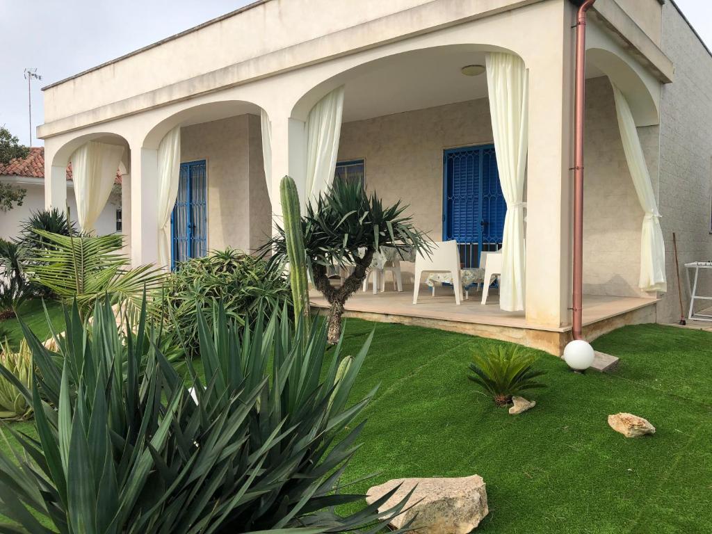 A garden outside La sirenetta bellicosa