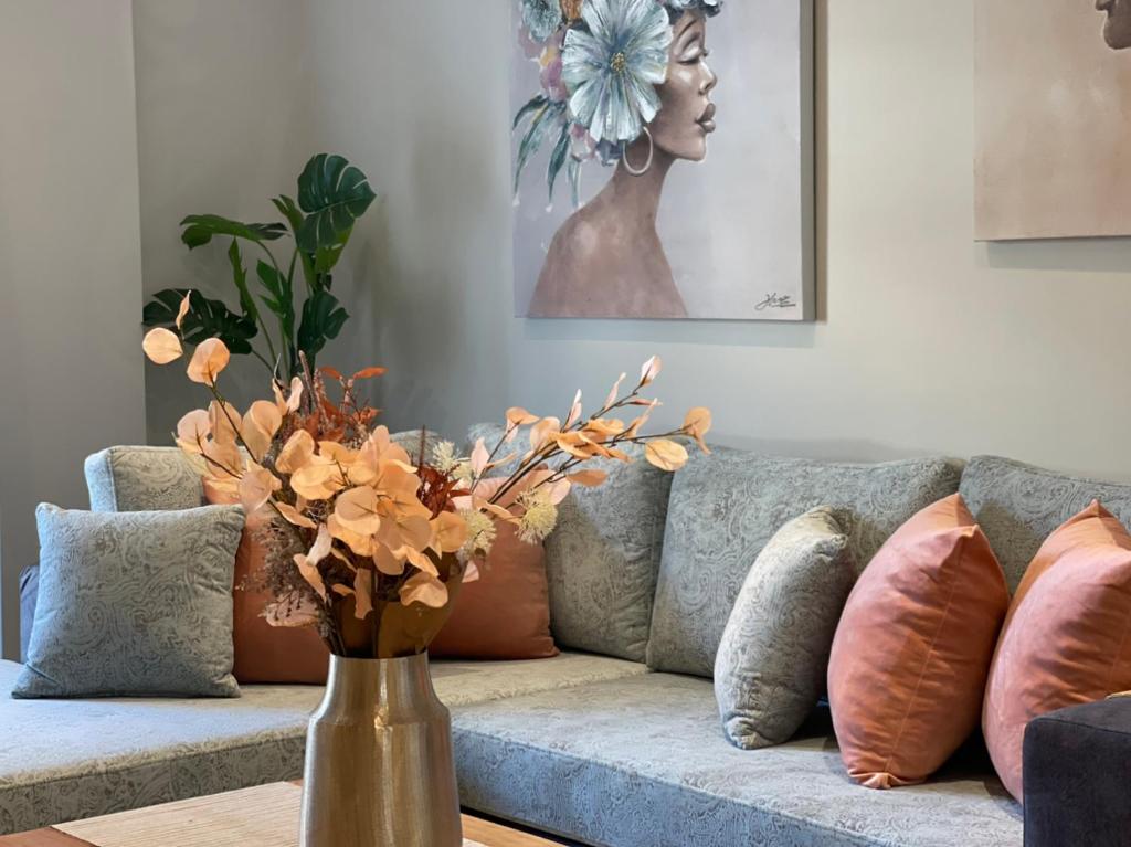 un vaso con fiori su un tavolo in soggiorno di AGORA luxury APARTMENT 3 a Loutraki