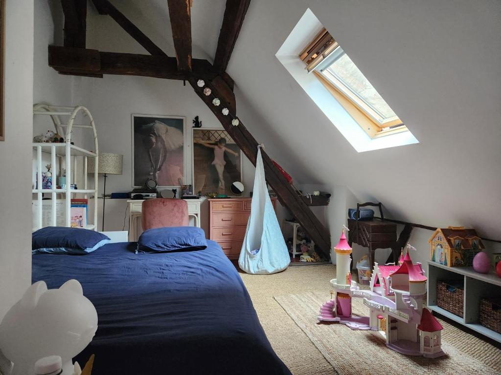 - une chambre mansardée dans l'établissement Maison, Cité Plantagenêt, 20 m de la parade des pilotes 24 h, 20 mn en tram du circuit, au Mans