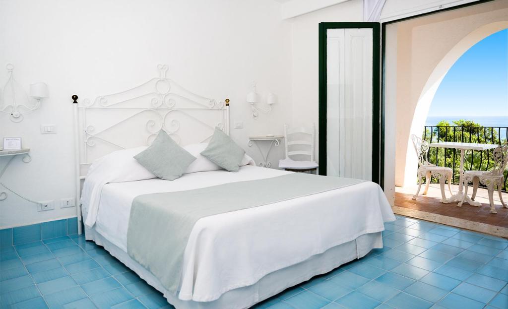 Postel nebo postele na pokoji v ubytování Hotel Punta Rossa