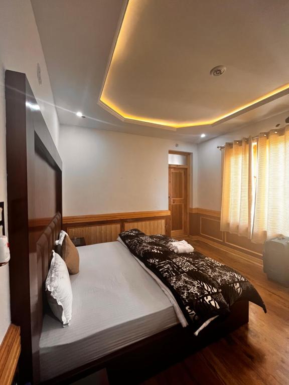 una camera con un grande letto di Ladakh Country Inn a Leh