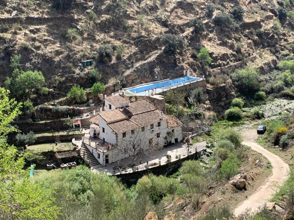 una vista aérea de una casa en una montaña en Molino Laroya, en Laroya