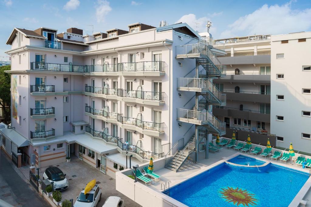 eine Luftansicht eines Hotels mit Pool in der Unterkunft Hotel Kennedy in Lido di Jesolo
