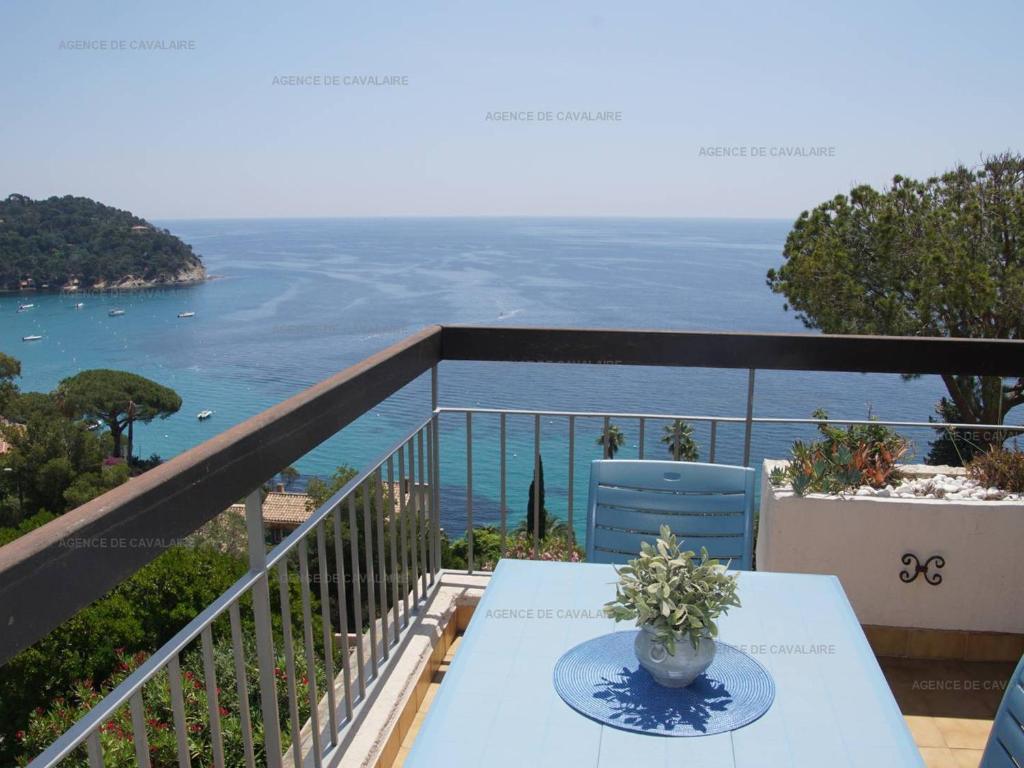 - une table sur un balcon avec vue sur l'océan dans l'établissement Appartement Rayol-Canadel-sur-Mer, 2 pièces, 4 personnes - FR-1-100-260, à Rayol-Canadel-sur-Mer
