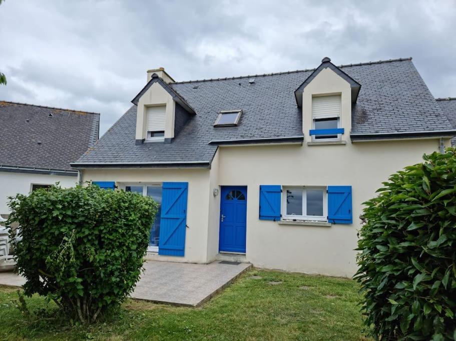 Casa blanca con puertas azules y patio en Brittany Beach Home Gavres - Morbihan, en Porh-Guer