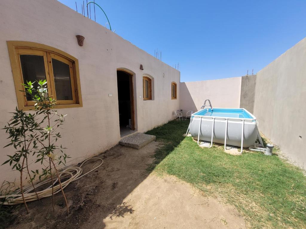 a house with a swimming pool in the yard at Villa Medinet Habu avec piscine privée in Luxor