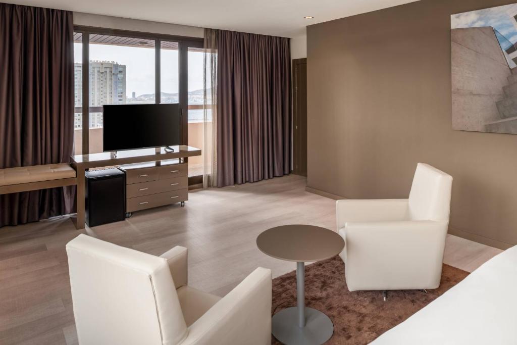 Televízia a/alebo spoločenská miestnosť v ubytovaní AC Hotel Iberia Las Palmas by Marriott