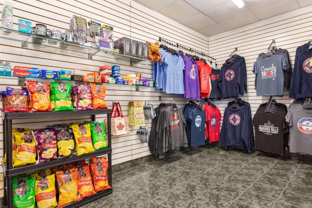 Ramada By Wyndham Niagara Falls near the Falls - Resim 25