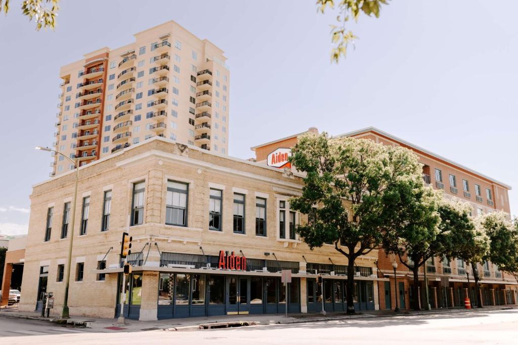 um edifício na esquina de uma rua em Aiden by Best Western San Antonio Riverwalk em San Antonio