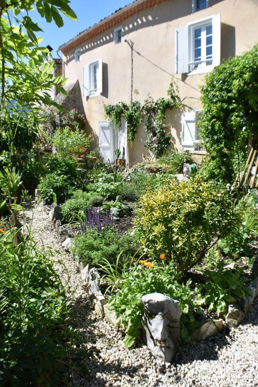un jardín frente a una casa en L'Occitania Chambre d'hotes en Puivert