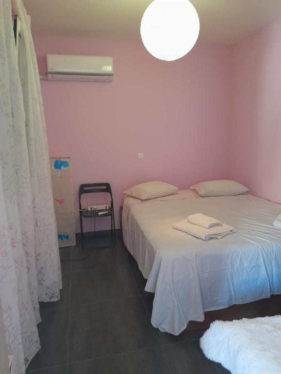 Postel nebo postele na pokoji v ubytování Bright top floor apartment!