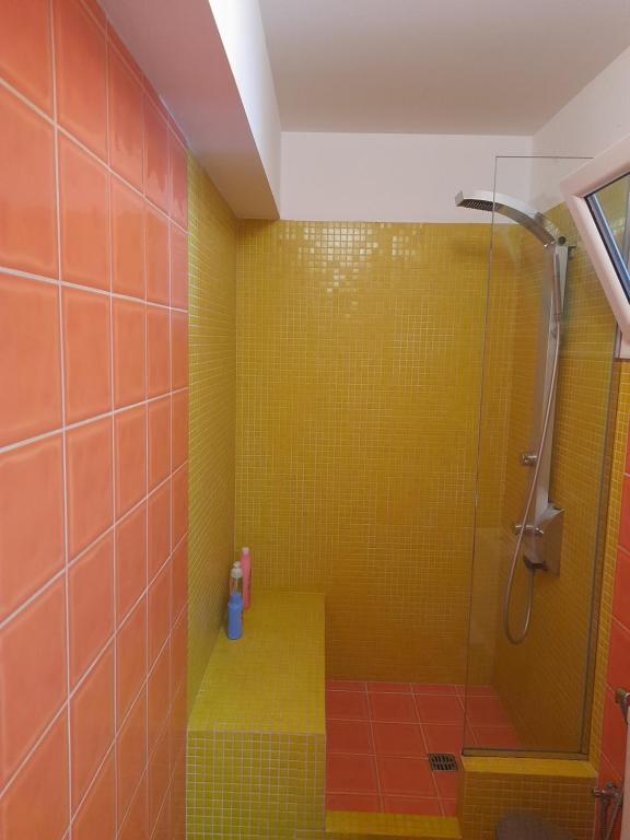 Koupelna v ubytování Bright top floor apartment!