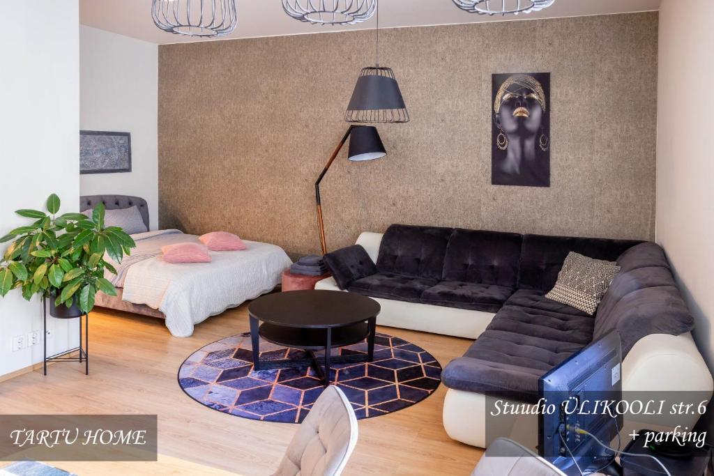 ein Wohnzimmer mit einem Sofa und einem Bett in der Unterkunft University City Heart, Tartu Home in Tartu