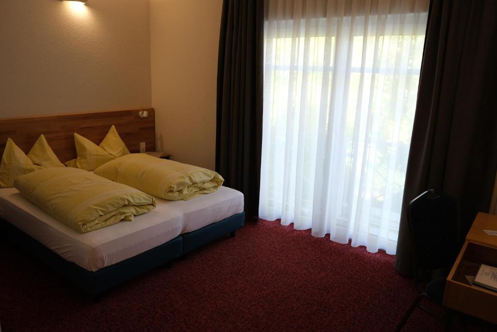 Postel nebo postele na pokoji v ubytování Hotel im Klosterring