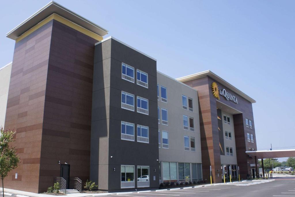 a rendering of the front of a hotel at La Quinta Inn & Suites by Wyndham Manchester - Arnold AFB in Manchester