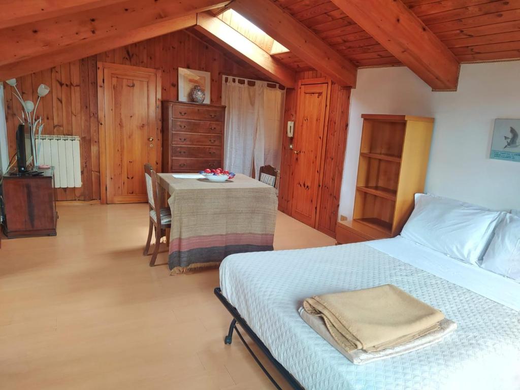 Un dormitorio con una cama y una mesa. en Garibaldi suite, en Venecia
