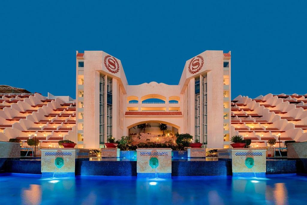 Бассейн в Sheraton Sharm Hotel, Resort, Villas & Spa или поблизости