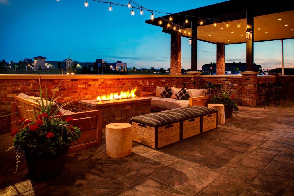 een patio met een bank en een vuurplaats bij SpringHill Suites by Marriott Bozeman in Bozeman